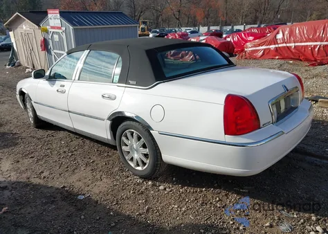 2010 Lincoln Town Car Signature Limited z USA, uszkodzony, nr VIN 2LNBL8CV7AX615844